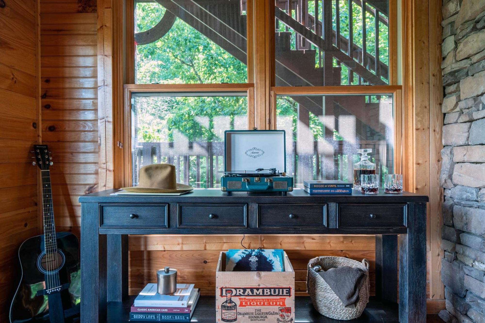 Hickory Ridge By Avantstay Incredible Private Elevated Cabin Sleeps 20 แกตลิงเบิร์ก ภายนอก รูปภาพ