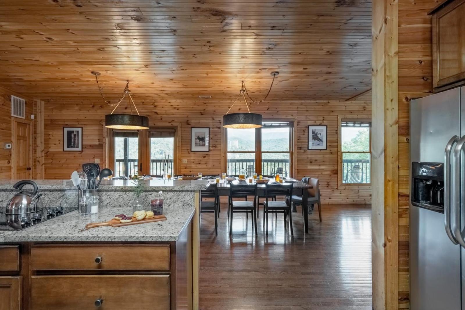 Hickory Ridge By Avantstay Incredible Private Elevated Cabin Sleeps 20 แกตลิงเบิร์ก ภายนอก รูปภาพ