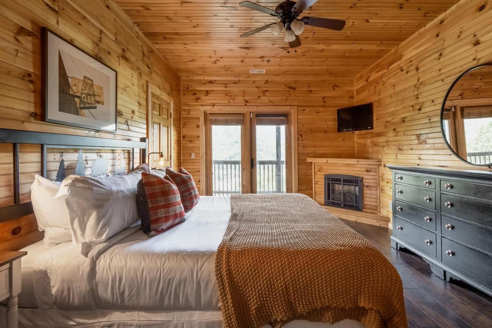Hickory Ridge By Avantstay Incredible Private Elevated Cabin Sleeps 20 แกตลิงเบิร์ก ภายนอก รูปภาพ